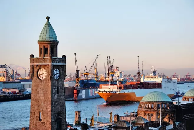 Elbphilharmonie mit 4-Sterne Hotel