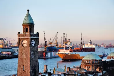 Elbphilharmonie mit 4-Sterne Hotel
