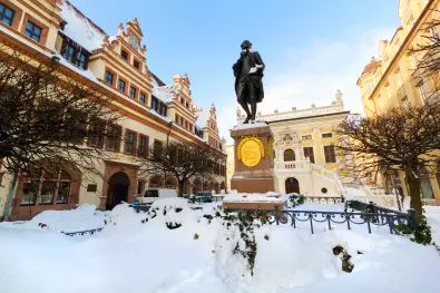 goethe-denkmal-vor-der-alten-handelsboerse-im-winter-fseid-stock.adobe.com_135467228