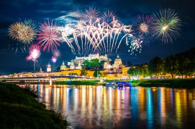 feuerwerk-ueber-salzburg-pawel-pajor-stock.adobe.com_adobestock_399011240